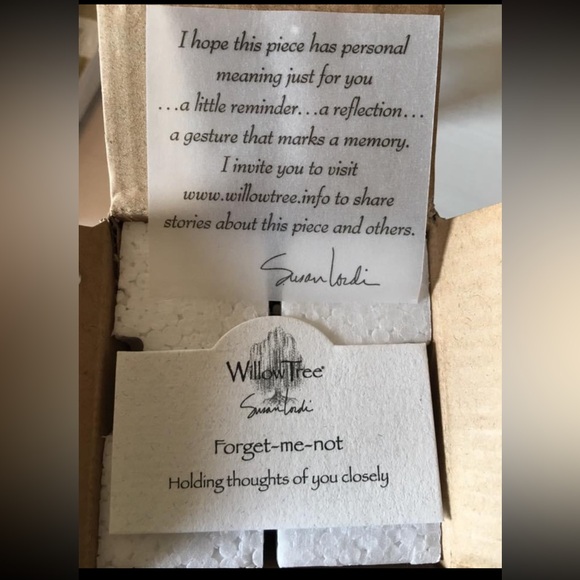 Forget-me-not sculpted figure by Susan Lordi | Willow Tree - Picture 5 of 6